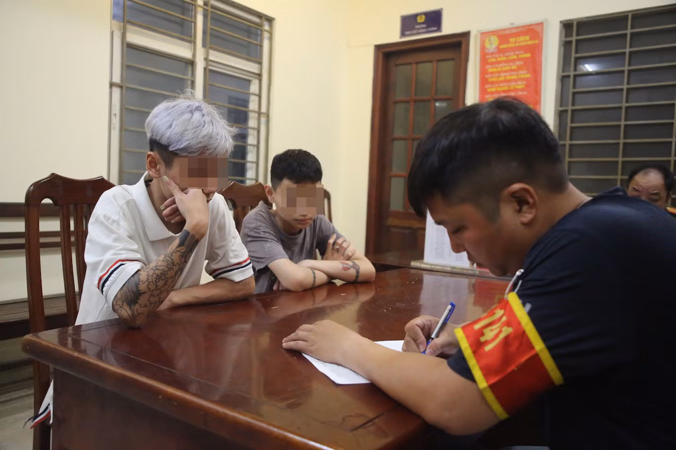 Tổ công tác bàn giao nhiều thanh thiếu niên vi phạm về công an sở tại xử lý theo quy định.