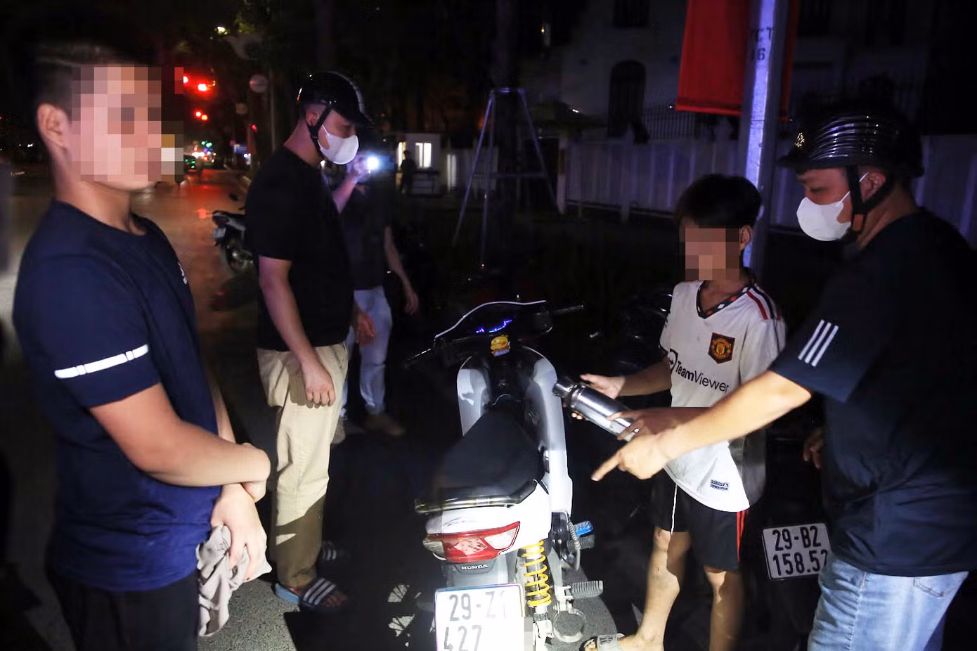 Nam thanh niên dùng pô xe có thể tháo rời được để lên phố "biểu diễn".