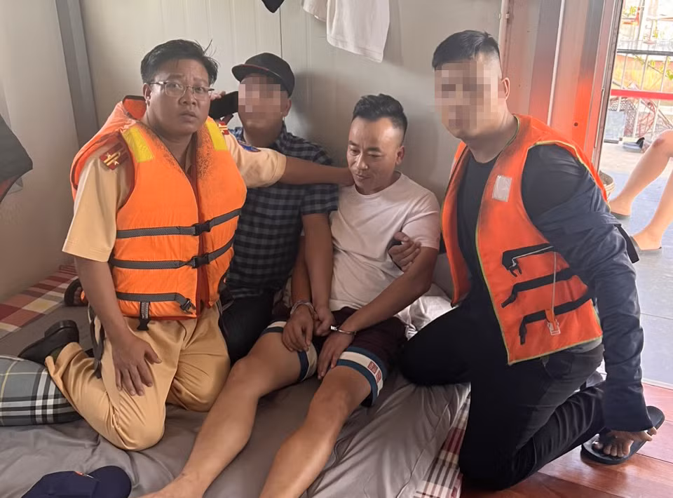 Đối tượng Hằng (áo trắng) bị bắt giữ sau 7 năm lẩn trốn.