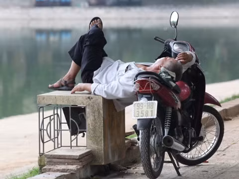 Nhiệt độ lên cao, người dân ra bờ hồ hóng mát