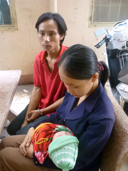 Vợ chồng Khìn và đứa con một tháng tuổi tại cơ quan công an. Ảnh: Báo Đồng Nai