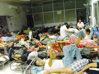 Thuốc thì đắt, viện thì đông Ảnh: Nguyễn Hoài