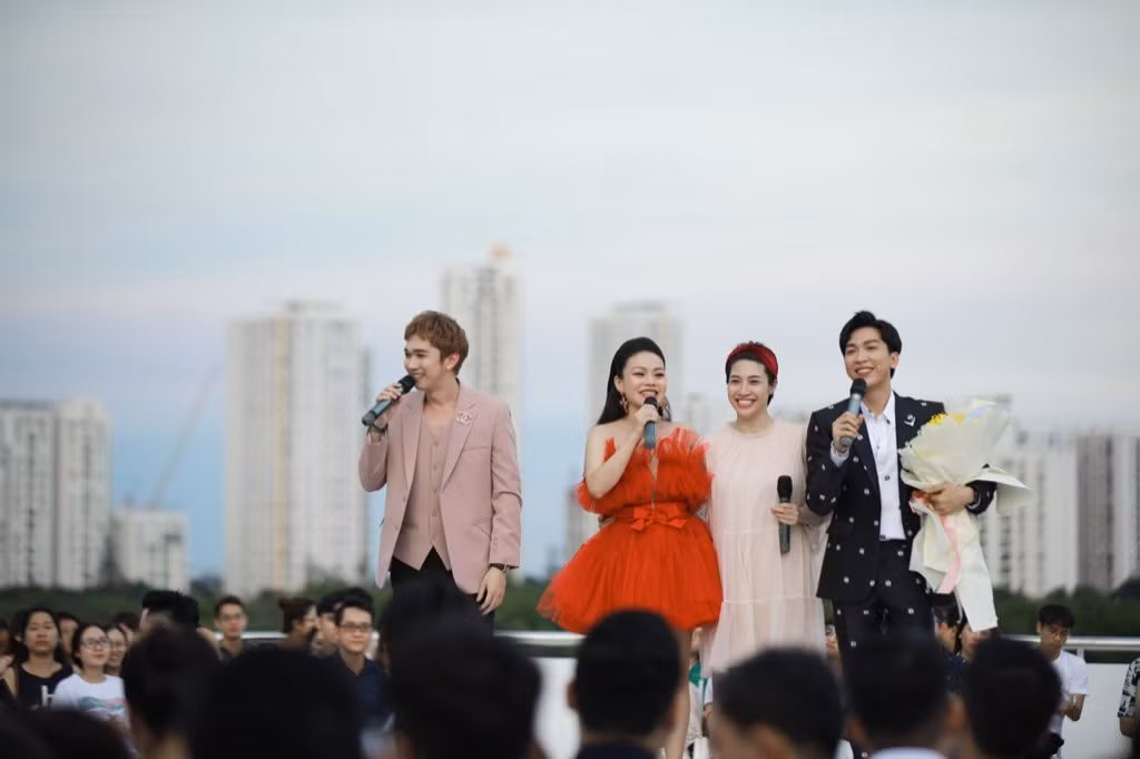 Minh Xù, Hải Yến song ca ăn ý với Tăng Phúc trong live concert trên sân thượng ảnh 4