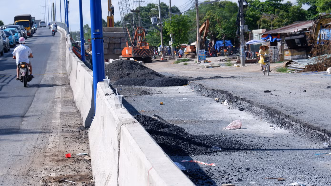 Hiện khu vực cầu Tăng Long mới hoàn thành một nhánh cầu nên chỉ có một taluy cố định, nhánh còn lại đang thi công nên phải sử dụng rọ đá tạm thay thế taluy.
