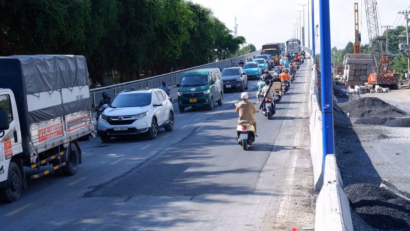 Vị trí xảy ra tình trạng hằn lún đang được khắc phục. Ảnh: Hữu Huy