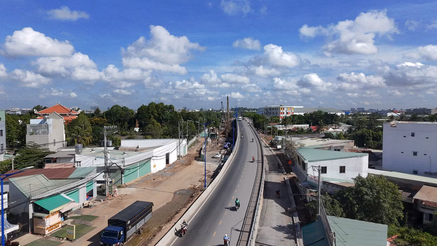 Dự án cầu Tăng Long đã hoàn thành một nhánh cầu, nhánh còn lại đang được triển khai thi công. Ảnh: Hữu Huy