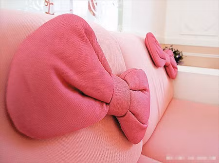 Hai ngôi nhà Hello Kitty nằm ngay cạnh nhau chỉ khác nhau màu sơn ngoại thất.