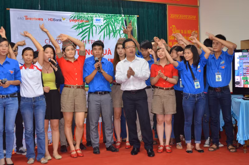 Đoàn công tác cùng cất lời ca của bài hát Nối vòng tay lớn tặng các thương bệnh binh