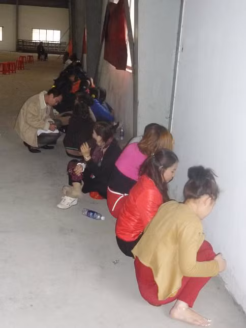 Những cô gái có mặt trong xới bạc. Các con bạc bị bắt. Cảnh sát kiểm tra số tiền.
