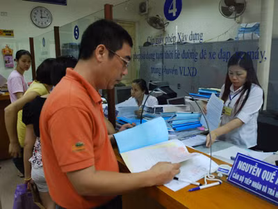 Công chức 1 quân ở Hà Nội đang làm việc. Ảnh: Hồng Vĩnh