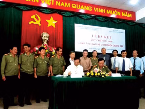 Lễ ký kết Quy chế phối hợp bảo vệ lưới điện quốc gia (giai đoạn 2013-2018) giữa Cty Truyền tải điện 3 với Công an Lâm Đồng
