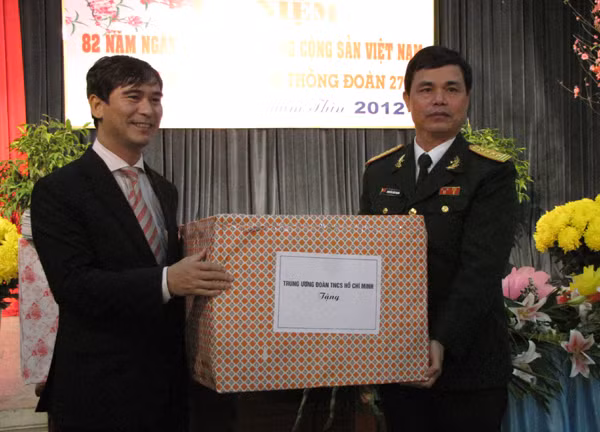 Bí thư Dương Văn An tặng quà Đoàn 275, Bộ Tư Lệnh Lăng Chủ tịch Hồ Chí Minh