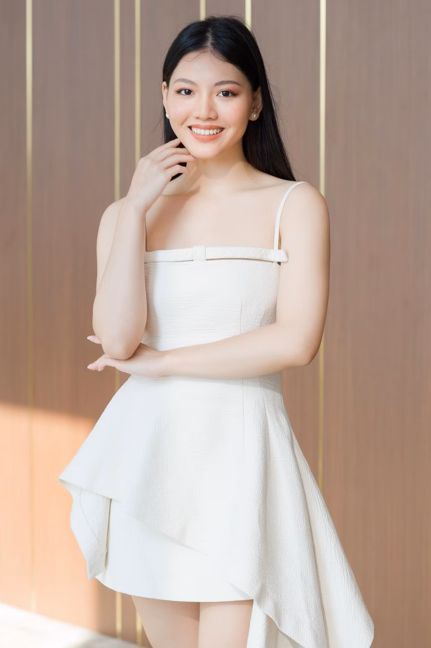 Thí sinh Nguyễn Hoàng Yến (sinh năm 2004, SBD 307) đạt Giải nhì học sinh thanh lịch trường THPT Trần Phú, Hoàn Kiếm. Cô thể hiện niềm vui, sự hào hứng khi lần đầu tham dự cuộc thi nhan sắc.