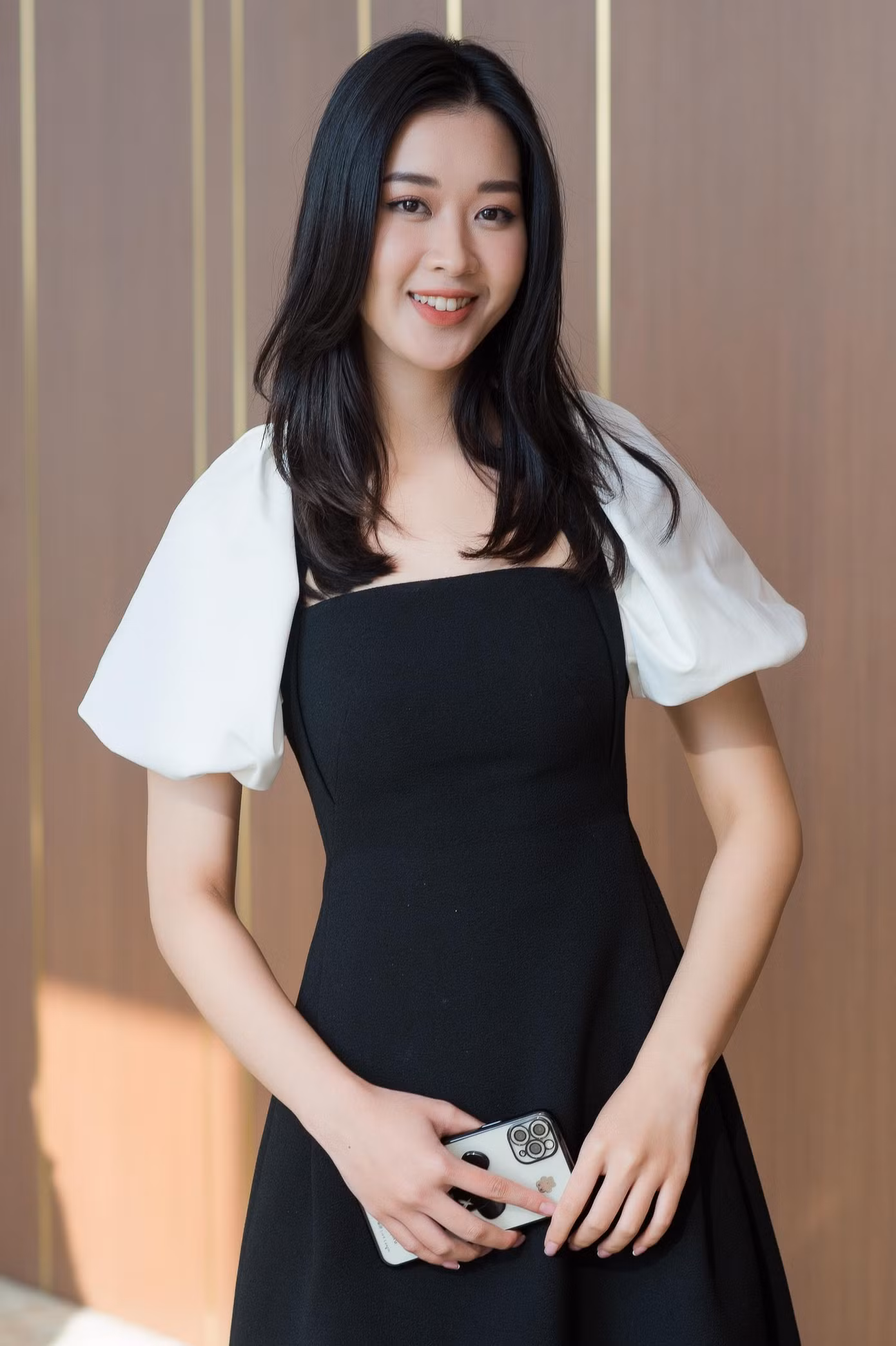 Thí sinh Nguyễn Linh Thu hiện là BTV - MC Đài truyền hình Quốc hội Việt Nam. Linh Thu sinh năm 1999 ở Hà Nội. Cô có chiều cao 1,73 m, từng học tại Học viện Báo chí và Tuyên truyền.