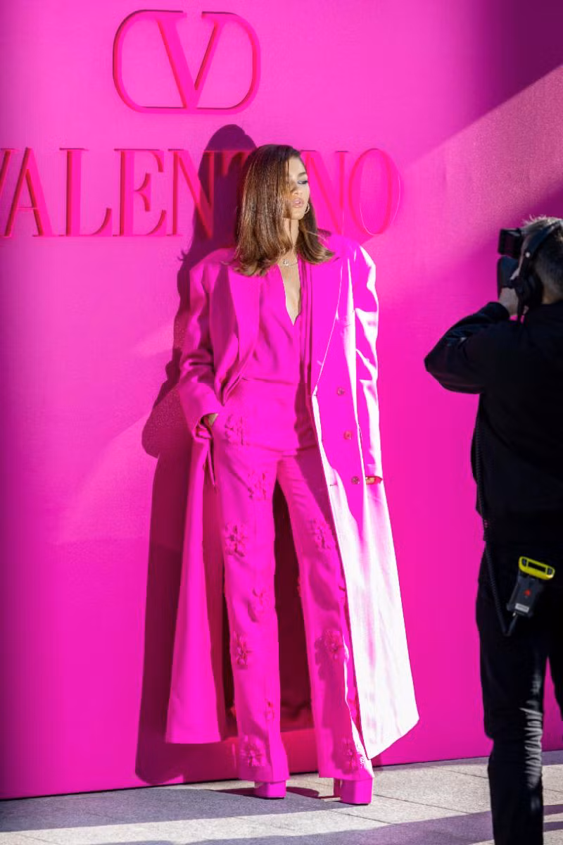 Zendaya gây chú ý khi diện cây hồng nổi bật tham gia Fall/Winter 2022 Fashion Show