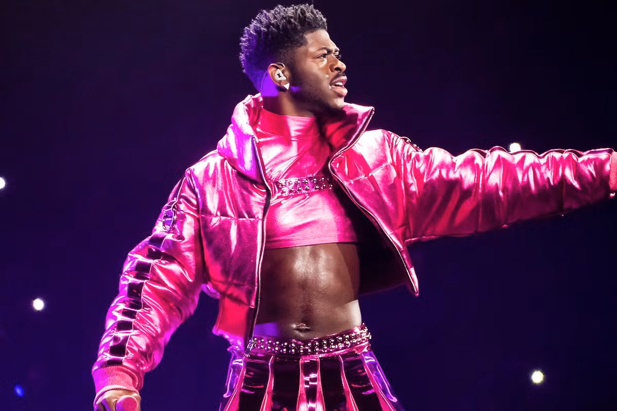 Lil Nas X và tuyên ngôn giới mạnh mẽ trong trang phục hot pink.