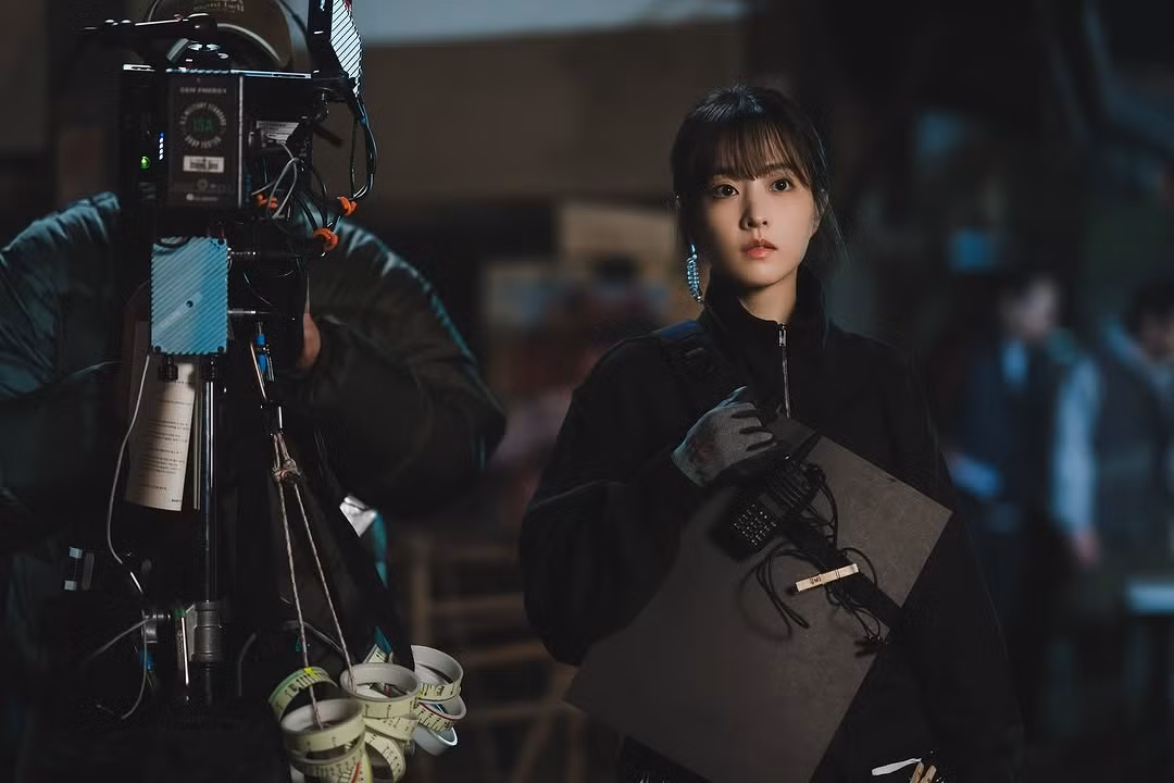 Park Bo Young vào vai Kim Mu Bee. Từng là một người ghét phim ảnh, cô miễn cưỡng trở thành đạo diễn vì mối quan hệ yêu-ghét phức tạp với cha mình, một người đam mê phim ảnh. Thế giới của cô càng bị đảo lộn khi Ko Gyeom (Choi Woo Shik) quay lại cuộc sống của cô, khiến cô vướng vào một mạng lưới cảm xúc phức tạp.