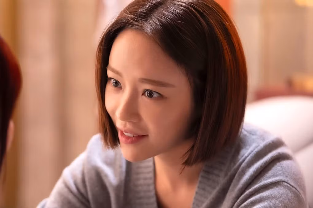 Hwang Jung Eum đã tiết lộ cuộc sống sau khi ly hôn với chồng cũ là doanh nhân Lee Young Don trong Because I'm Solo. Trở thành mẹ đơn thân sau khi kết thúc cuộc hôn nhân kéo dài 8 năm, một mình nuôi hai con nhỏ là điều không hề dễ dàng. Một trong những chuyện khiến Hwang Jung Eum khổ tâm nhất sau khi ly hôn là việc các con rất nhớ bố. Hwang Jung Eum đã tiết lộ cuộc sống sau khi ly hôn với chồng cũ là doanh nhân Lee Young Don trong Because I'm Solo. Trở thành mẹ đơn thân sau khi kết thúc cuộc hôn nhân kéo dài 8 năm, một mình nuôi hai con nhỏ là điều không hề dễ dàng. Một trong những chuyện khiến Hwang Jung Eum khổ tâm nhất sau khi ly hôn là việc các con rất nhớ bố.