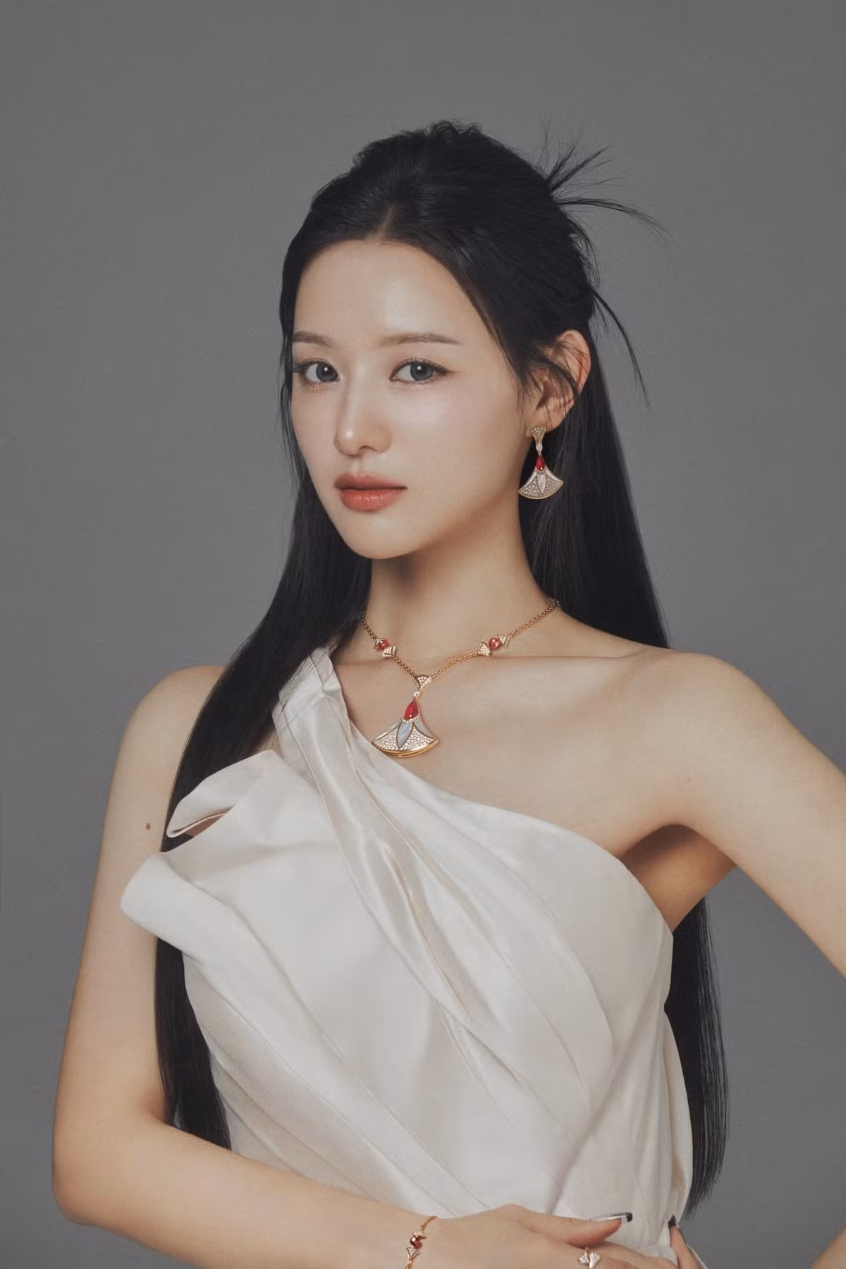 Kim Ji Won là một nữ diễn viên ngày càng được yêu thích trên cả truyền hình và màn ảnh rộng. Cô nhận được nhiều đánh giá tích cực về khả năng diễn xuất ổn định và sự hóa thân đa dạng nhiều loại vai. Kim Ji Won chia sẻ những suy nghĩ sâu sắc của mình về tình yêu: “Dạo này, tôi nghĩ nhiều về tình yêu theo nghĩa rộng hơn, tình yêu nhân loại và tình cảm dành cho mọi người”.