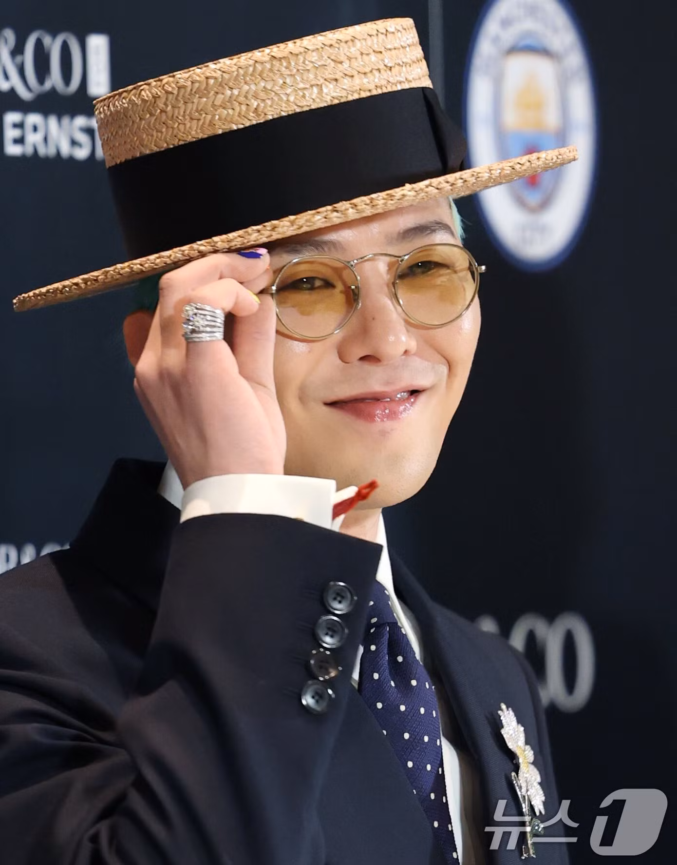 G-Dragon vẫn là "biểu tượng của thời đại' khi giành giải nhất trong hạng mục thần tượng K-pop của Star 1 Pick, nền tảng tổng hợp nơi bạn có thể tìm thấy những bức ảnh sống động, bài viết mới nhất và video thịnh hành tại cùng một nơi, giới thiệu những người chiến thắng ở vị trí thứ 1 đến thứ 5 của những bức ảnh nhận được nhiều sự chú ý nhất trong hai tuần qua. G-Dragon đã hoạt động tích cực kể từ khi trở lại ngành công nghiệp âm nhạc một cách ngoạn mục vào năm ngoái. Vào ngày 25 tháng trước, G-Dragon đã phát hành album phòng thu thứ ba mang tên Übermensch, và ca khúc chủ đề TOO BAD (hợp tác với Anderson .Paak) đã càn quét các bảng xếp hạng âm nhạc và đạt được sự yêu thích vô cùng lớn.