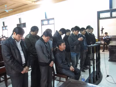 Các bị cáo đứng nghe tuyên án (riêng một bị cáo được HĐXX cho phép ngồi do đang bị bệnh)