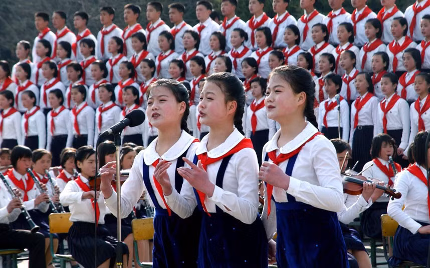 Các em học sinh trường Changdok, Bình Nhưỡng đang tập hát các tiết mục văn nghệ cho ngày đại lễ.