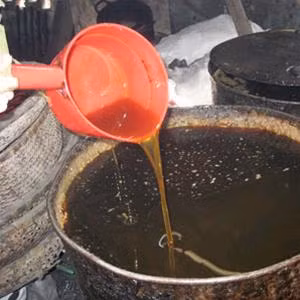 Lưới lọc cặn dầu ăn trước khi vào bể lắng. Ảnh: ANTĐ Lưới lọc cặn dầu ăn trước khi vào bể lắng. Ảnh: ANTĐ
