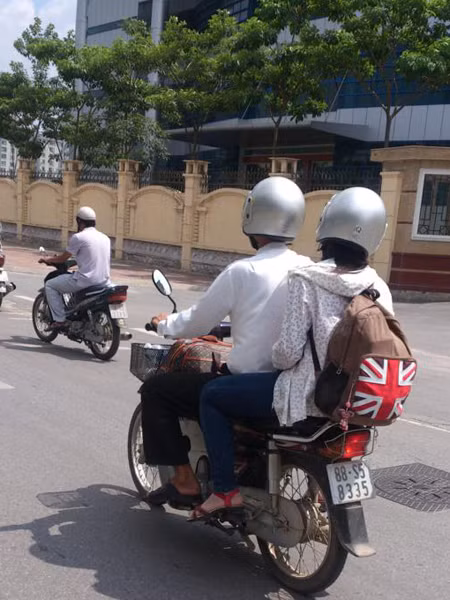 Sau khi kết thúc môn thi cuối cùng, các sĩ tử nhanh chóng về quê. Những sĩ tử ở tỉnh lân cận Hà Nội được người thân chở luôn về bằng xe máy