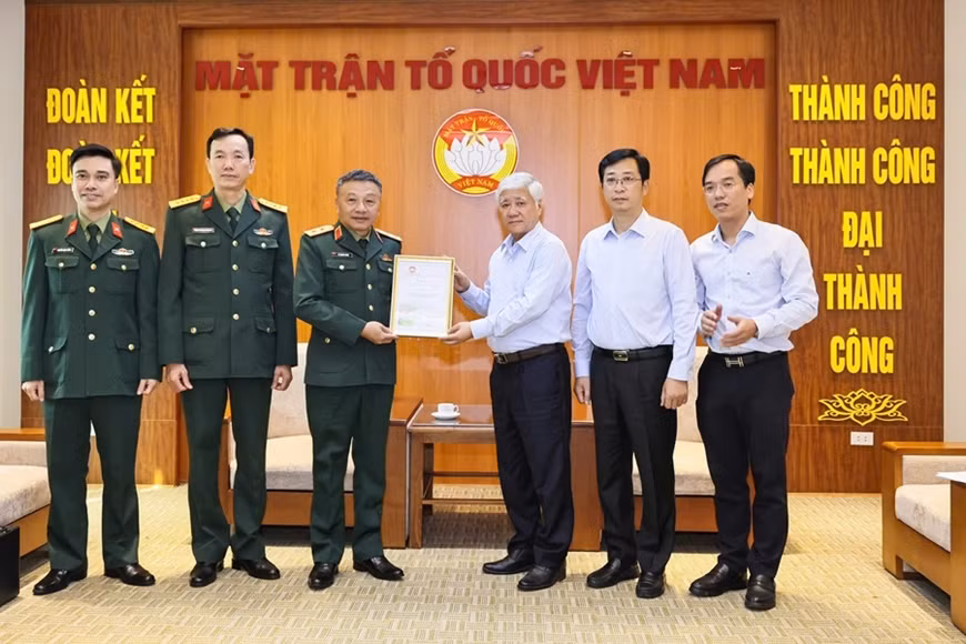 Ông Đỗ Văn Chiến trao thư cảm ơn của Trung ương MTTQ Việt Nam tới Bộ Quốc phòng. Ông Đỗ Văn Chiến trao thư cảm ơn của Trung ương MTTQ Việt Nam tới Bộ Quốc phòng.