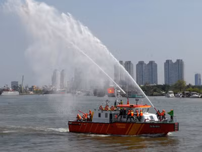 Tàu ST-115 trình diễn phun 3 lăng giá với độ cao trên 50m và xa đến 70m. Ảnh: TTXVN