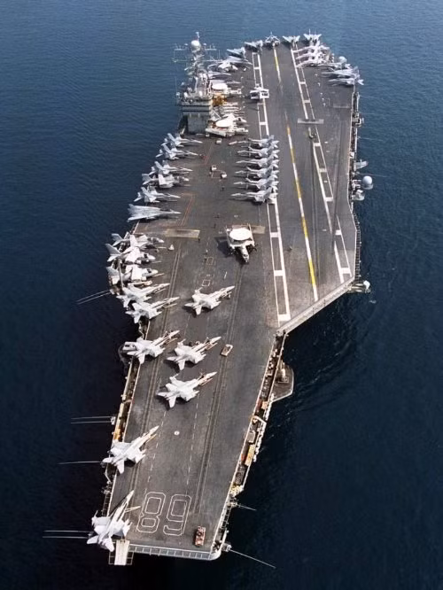 Tàu sân bay USS Nimitz cũng đang có mặt tại biển Địa Trung Hải chuẩn bị cho cuộc tấn công quân sự Syria. Mỹ có tới 11 cụm tàu sân bay xung kích như vậy với rất nhiều kinh nghiệm chiến tranh