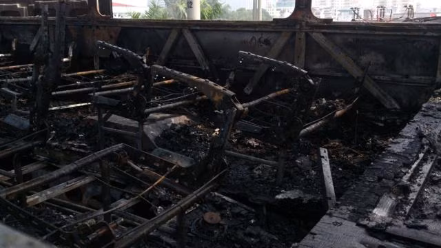 Nội thất bên trong xe đều cháy rụi