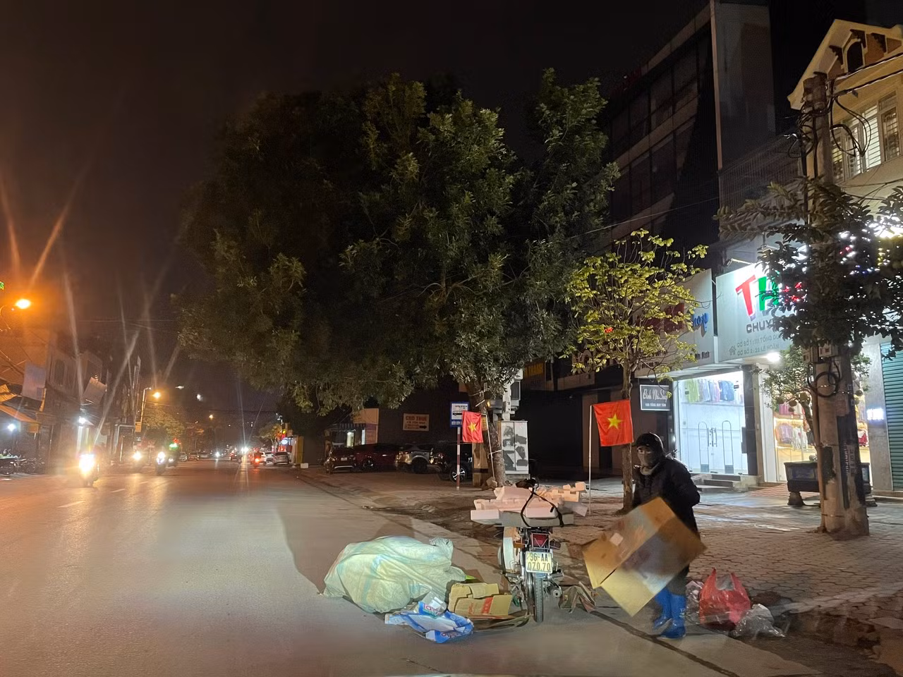 Trên phố Tống Duy Tân (TP Thanh Hoá), một người dân vẫn cần mẫn nhặt phế liệu. Trên phố Tống Duy Tân (TP Thanh Hoá), một người dân vẫn cần mẫn nhặt phế liệu.