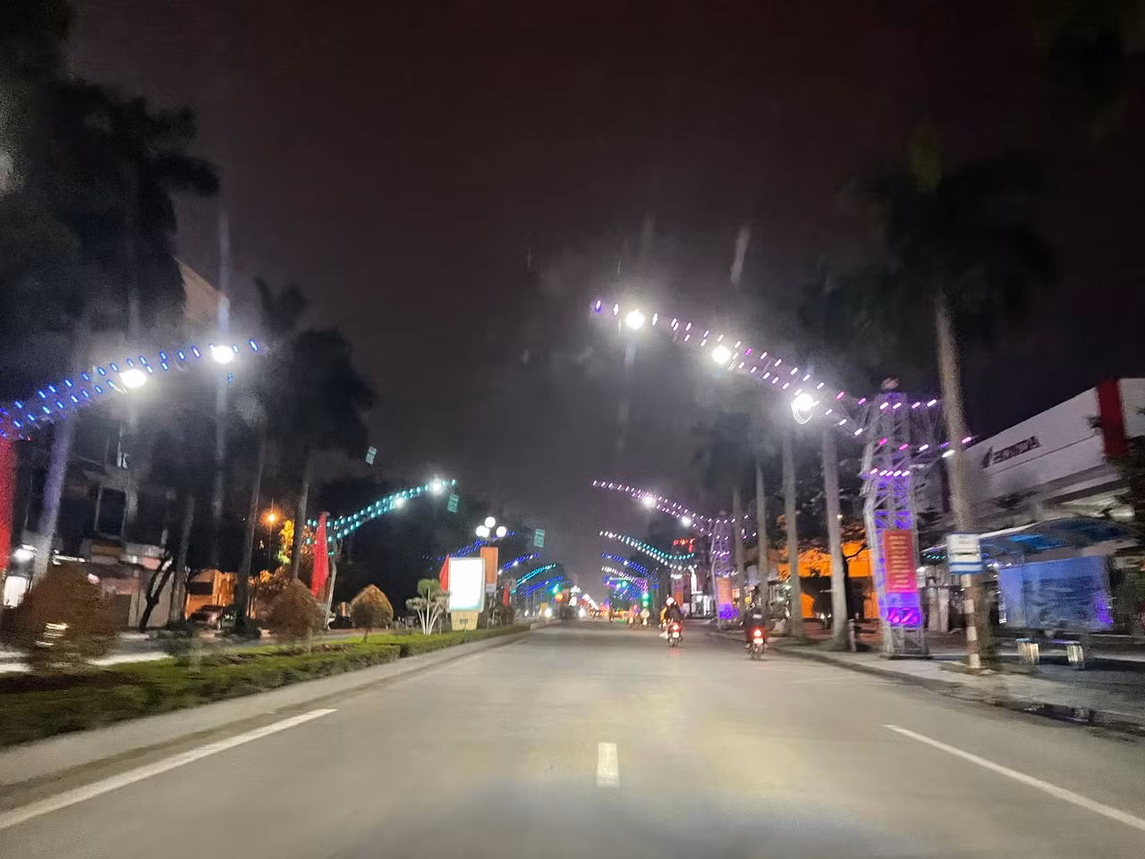 Tuyến đường đại lộ Lê Lợi vắng người lưu thông trên đường. Tuyến đường đại lộ Lê Lợi vắng người lưu thông trên đường.