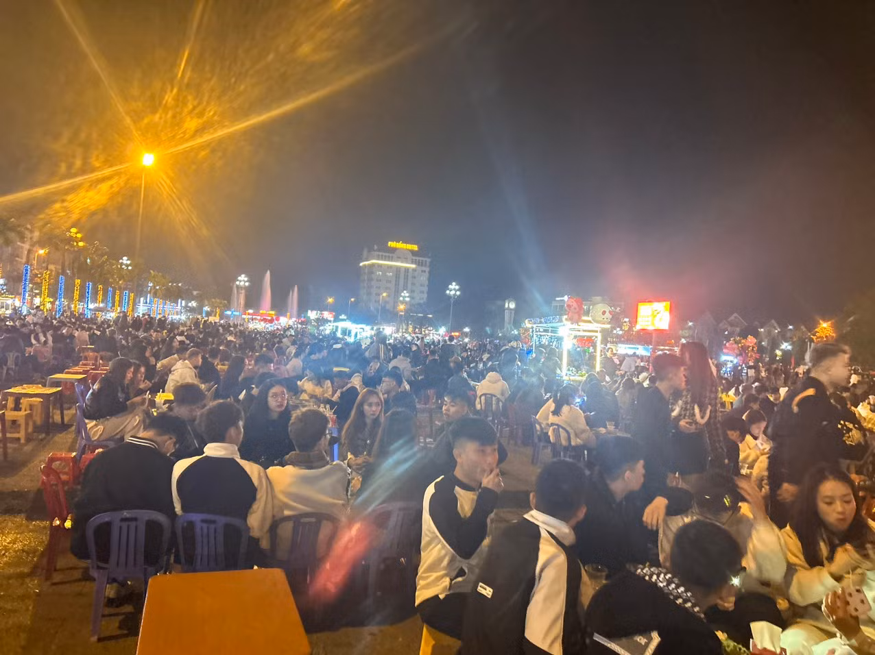 Đông đảo người dân TP Thanh Hóa tập trung tại Quảng trường Lam Sơn (phường Điện Biên, TP Thanh Hoá) để chờ xem bắn pháo hoa vào thời khắc giao thừa. Đông đảo người dân TP Thanh Hóa tập trung tại Quảng trường Lam Sơn (phường Điện Biên, TP Thanh Hoá) để chờ xem bắn pháo hoa vào thời khắc giao thừa.