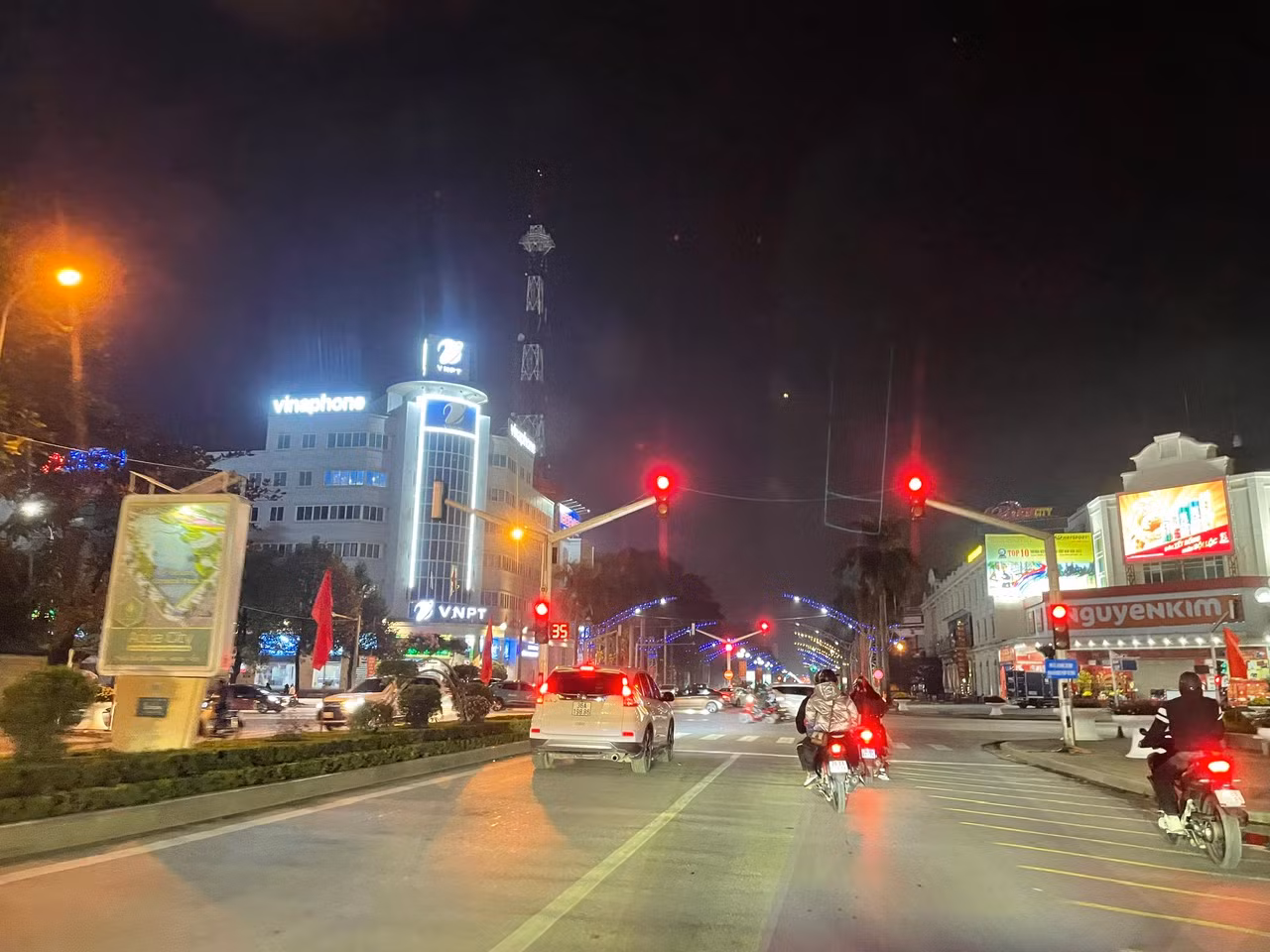 Pháo hoa rực sáng trên bầu trời chào năm mới Giáp Thìn 2024 ảnh 104 Pháo hoa rực sáng trên bầu trời chào năm mới Giáp Thìn 2024 ảnh 104