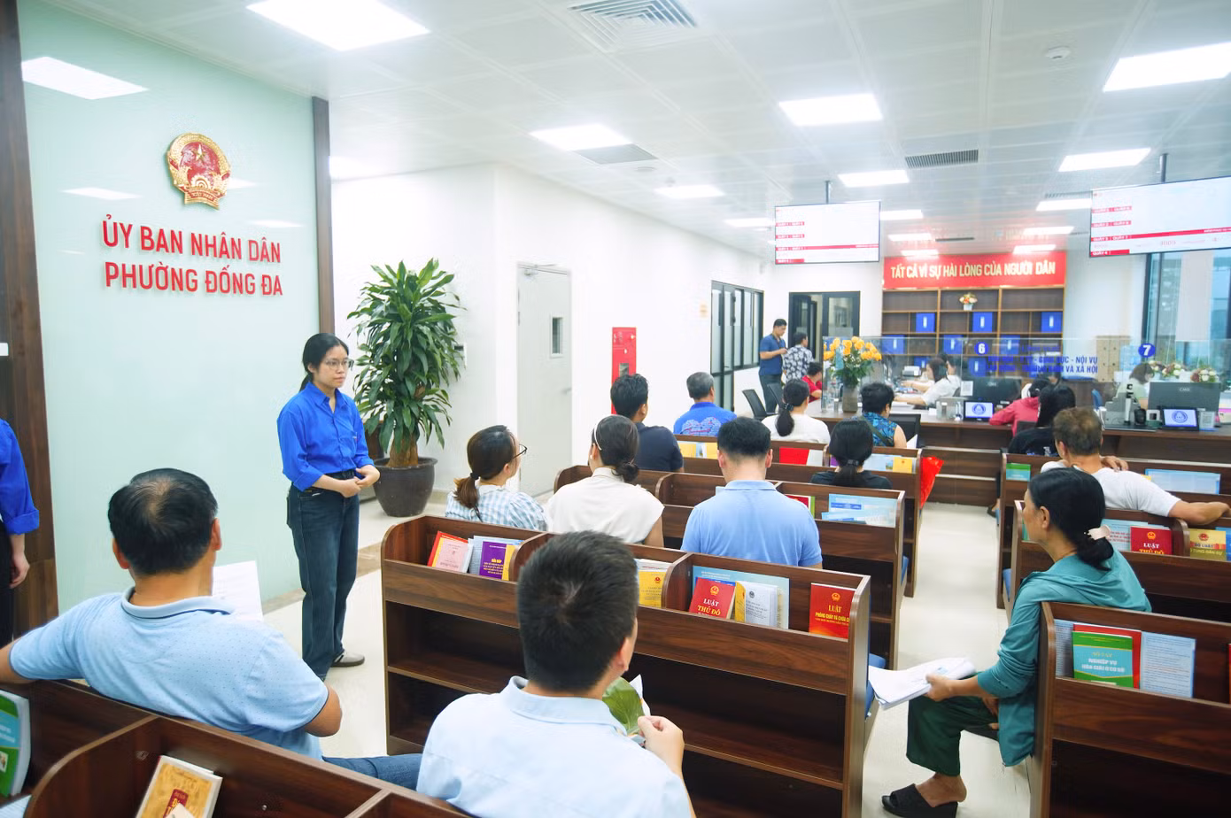 Chỉ trong một buổi sáng, đội "áo xanh" tham gia hỗ trợ hàng trăm người đến làm thủ tục hành chính tại địa điểm này.