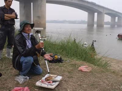 Tiến sỹ Bằng đang dùng máy đo song bức xạ địa từ
