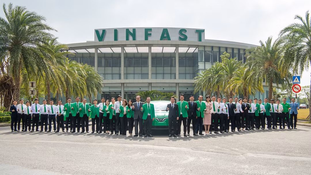 Đại diện CBLĐ và CBNV Tập đoàn Mai Linh và Công ty GSM tại Nhà máy VinFast Hải Phòng