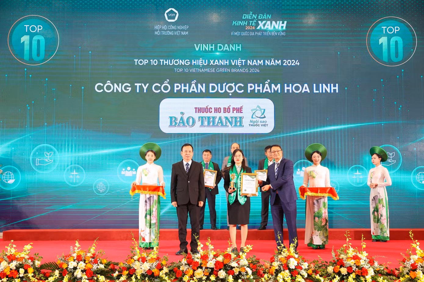 Đại diện nhãn hàng Thuốc ho bổ phế Bảo Thanh nhận giải thưởng Top 10 “Thương hiệu xanh Việt Nam” năm 2024. Đại diện nhãn hàng Thuốc ho bổ phế Bảo Thanh nhận giải thưởng Top 10 “Thương hiệu xanh Việt Nam” năm 2024.