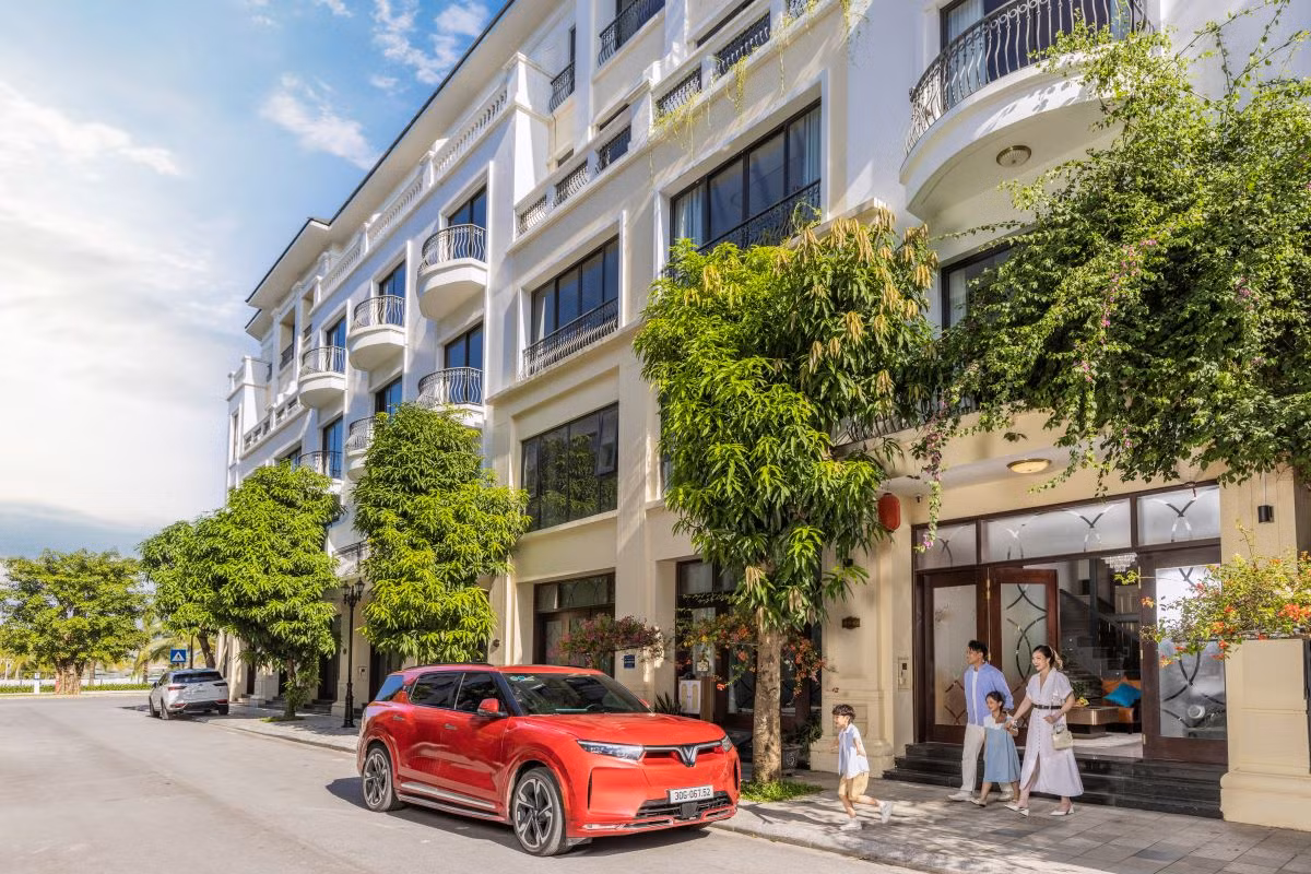 Thương hiệu Vinhomes luôn là “top of mind” (đứng đầu về uy tín) với khách hàng và nhà đầu tư Thương hiệu Vinhomes luôn là “top of mind” (đứng đầu về uy tín) với khách hàng và nhà đầu tư