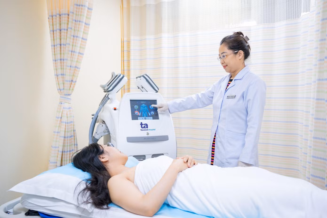 Khách hàng giảm mỡ xấu ở bụng, đùi, hông, bắp tay, chân bằng công nghệ cao tại Trung tâm Giảm cân Tâm Anh. Ảnh: BVĐK Tâm Anh