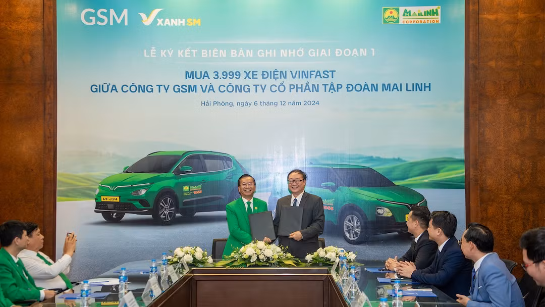 Ông Phạm Minh Sương – PTGĐ Tập đoàn Mai Linh và Ông Trần Lê Phương – PTGĐ GSM chính thức ký kết vào biên bản ghi nhớ mua và thuê 3.999 xe điện VinFast