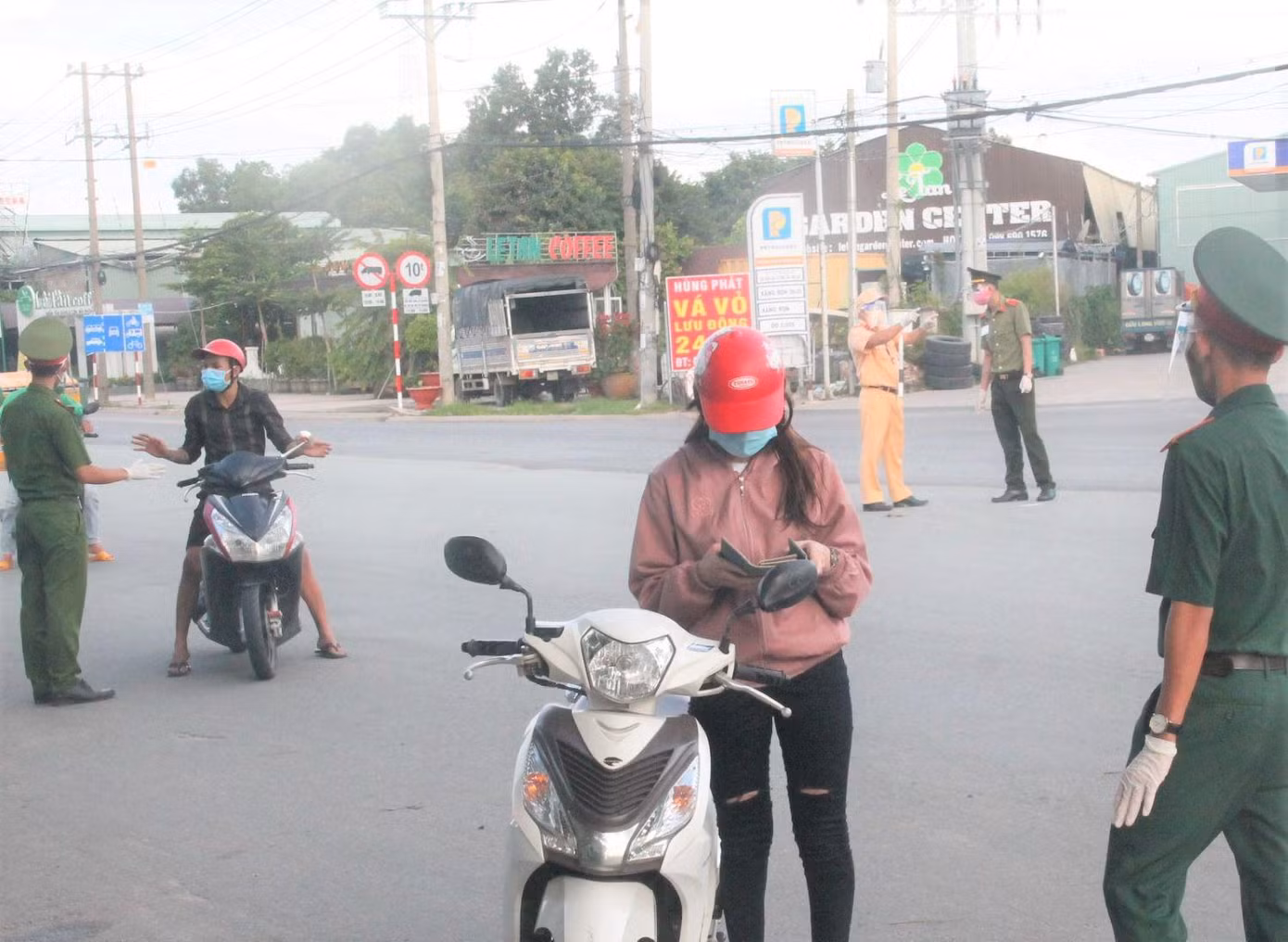 Lực lượng chức năng kiểm soát trên Quốc lộ 13 nối TP.HCM, Bình Dương, Bình Phước và các tỉnh Tây Nguyên
