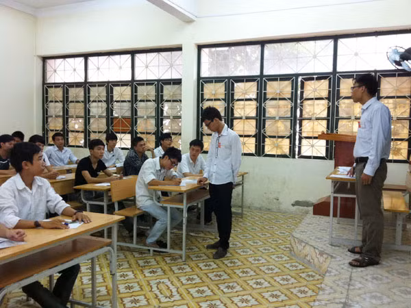 Thí sinh đến làm thủ tục dự thi tại trường ĐH Giao thông Vận tải sáng 3/7