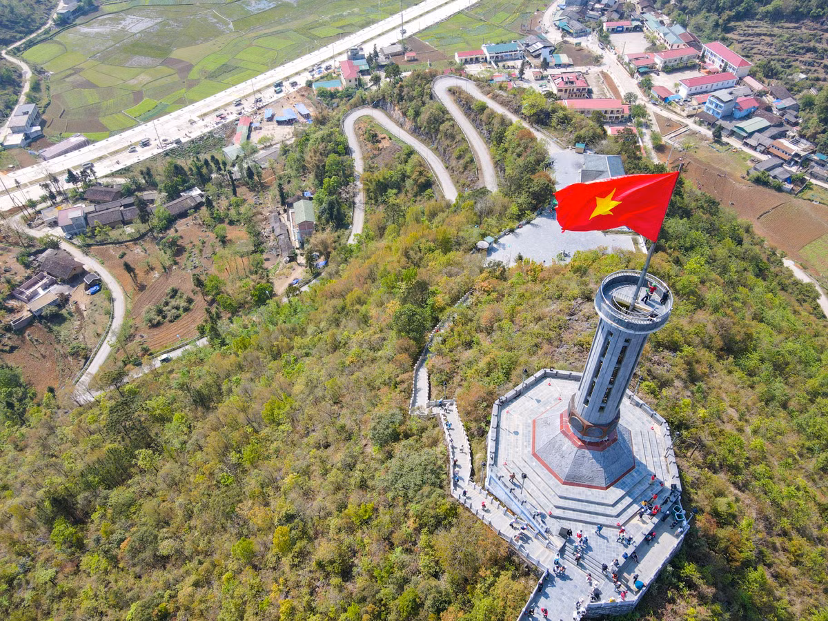 Từ một miền đá khó khăn trập trùng, ít được biết đến, cao nguyên đá Đồng Văn đã trở thành điểm đến du lịch hấp dẫn trong nước và quốc tế. Lượng khách đến với Hà Giang từ hai nghìn lượt khách vào năm 2010 tăng lên nhanh chóng, đạt mốc 2,2 triệu lượt vào năm 2022 và dự kiến cả năm 2023 đạt trên 3 triệu lượt khách.