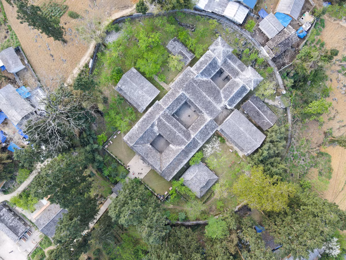 Dinh họ Vương (hay còn gọi là Dinh Vua Mèo) có diện tích gần 3.000 m2, nằm giữa thung lũng Sà Phìn (huyện Đồng Văn, Hà Giang) có quy mô như một pháo đài trên cao nguyên đá. Công trình được khởi công xây dựng từ năm 1898 và hoàn thành vào năm 1907, gắn liền với tên tuổi và sự nghiệp của hai cha con người Mông là Vua Mèo Vương Chính Đức và Vương Chí Sình.