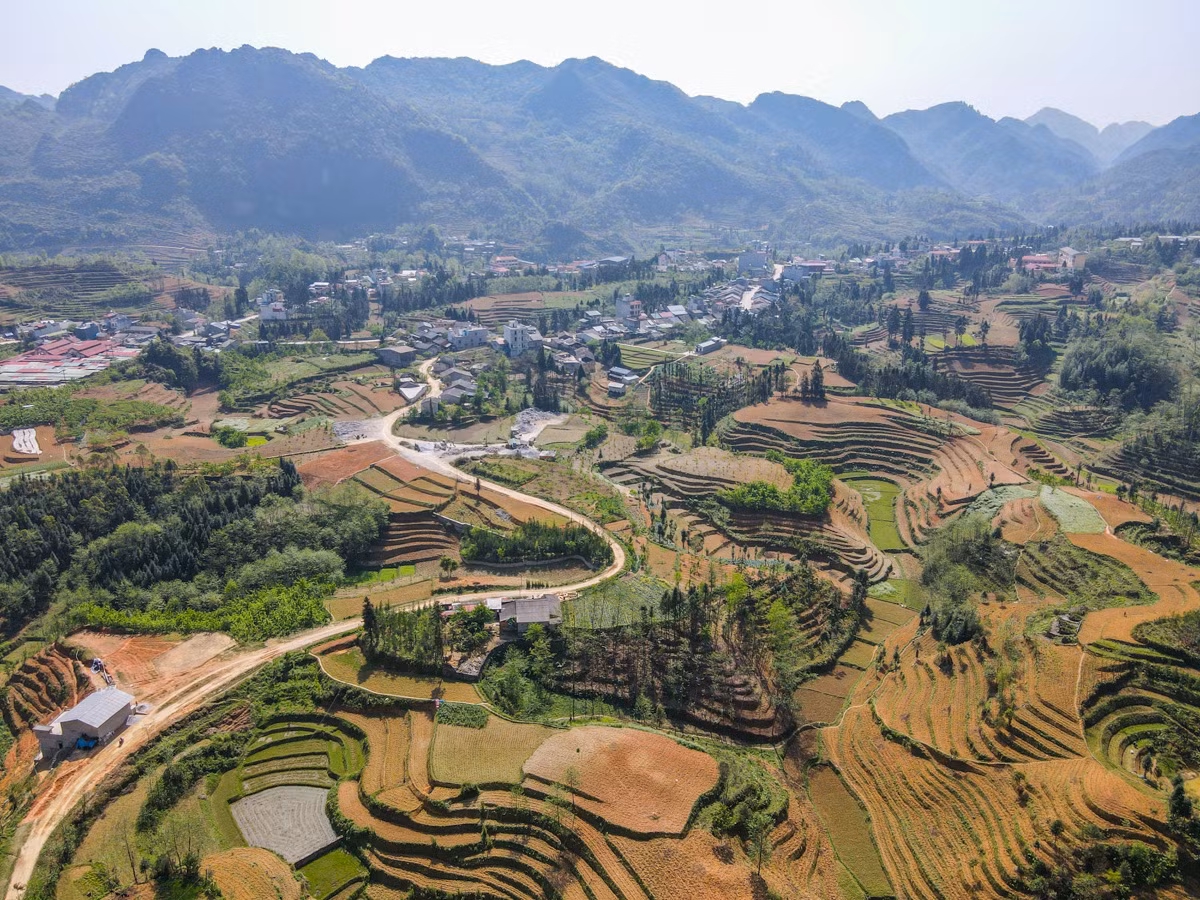 Công viên có diện tích trên 2.356,8 km2 và quy mô dân số (tính đến cuối năm 2020) là trên 298 nghìn người gồm 17 dân tộc thiểu số, chủ yếu là dân tộc Mông, La Chí, Pu Péo, Lô Lô, Nùng, Hoa, Giấy... Trong ảnh là trung tâm thị trấn Phố Bảng – một trong 2 thị trấn của huyện Đồng Văn (Hà Giang).