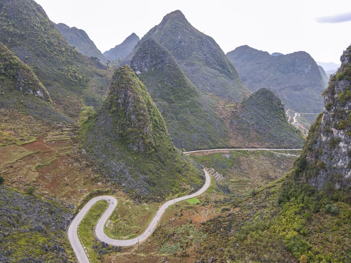 Cao nguyên đá Đồng Văn (Hà Giang) có độ cao từ 1.100-1.600m so với mực nước biển và nằm trải dài trên 4 huyện Mèo Vạc, Đồng Văn, Yên Minh, Quản Bạ. Đây là một trong những vùng đá vôi đặc biệt, chứa đựng những dấu ấn tiêu biểu về lịch sử phát triển vỏ Trái Đất, những hiện tượng tự nhiên, cảnh quan đặc sắc về thẩm mỹ, tính đa dạng sinh học cao và truyền thống văn hóa lâu đời của cộng đồng cư dân bản địa.