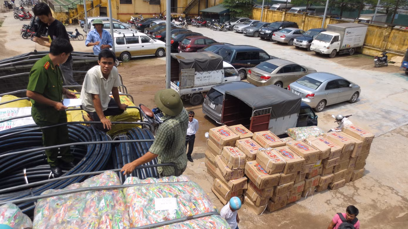 Lực lượng chức năng thu hồi Số bánh kẹo không rõ nguồn gốc . Ảnh: Đ.H Lực lượng chức năng thu hồi Số bánh kẹo không rõ nguồn gốc